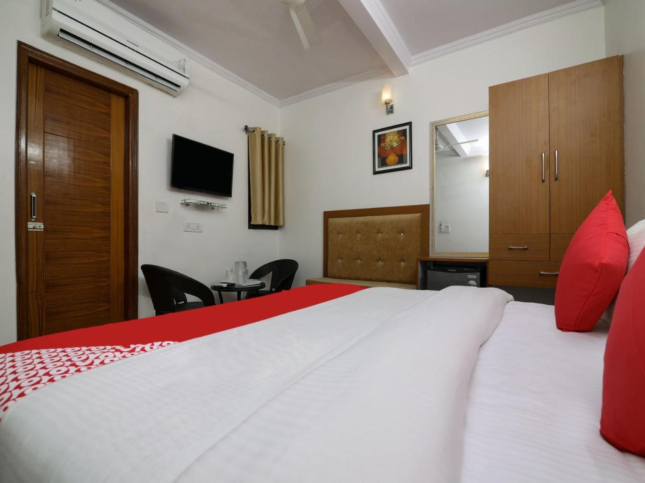 Hotel Wall Street New Delhi Exteriör bild